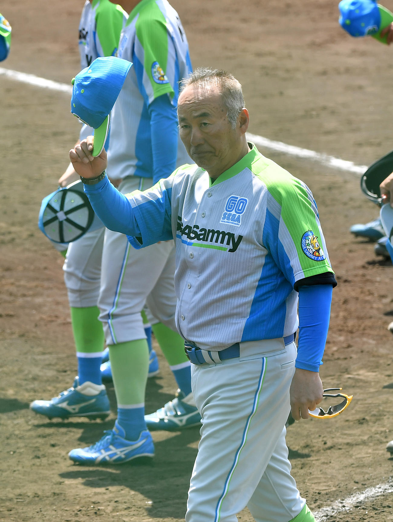 東京都企業春季大会、東京ガス戦に勝利したセガサミーの西田真二監督は一礼する（撮影・柴田隆二）