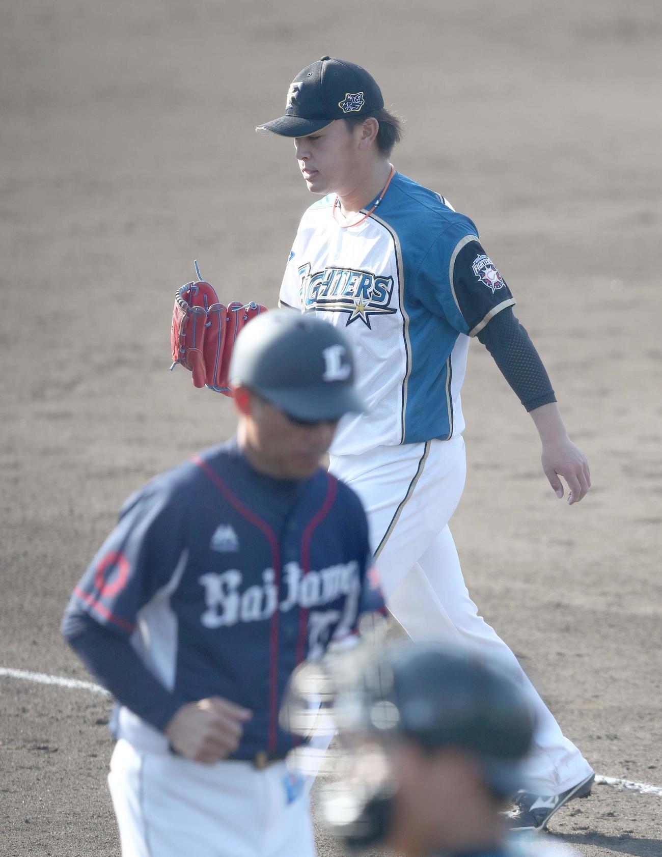 日本ハム対西武　6回表、4失点し渋い表情で引き揚げる河野（撮影・黒川智章）