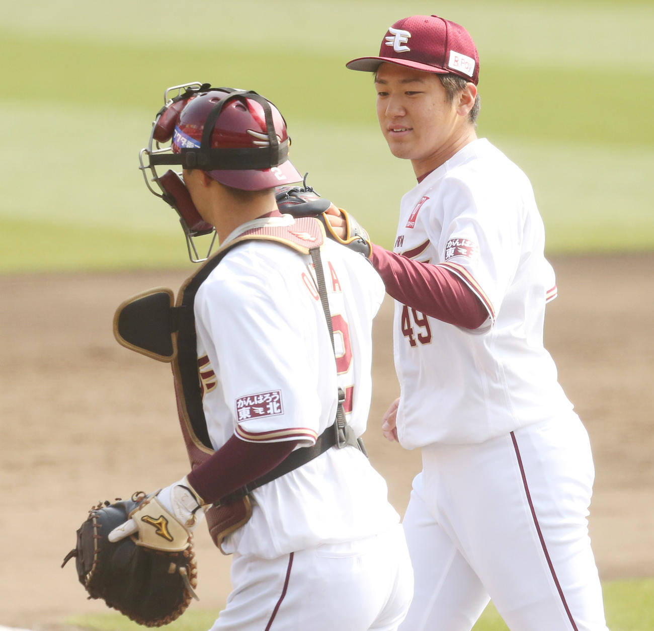 白組対紅組　投球を終え、太田光とタッチする楽天福森（撮影・野上伸悟）