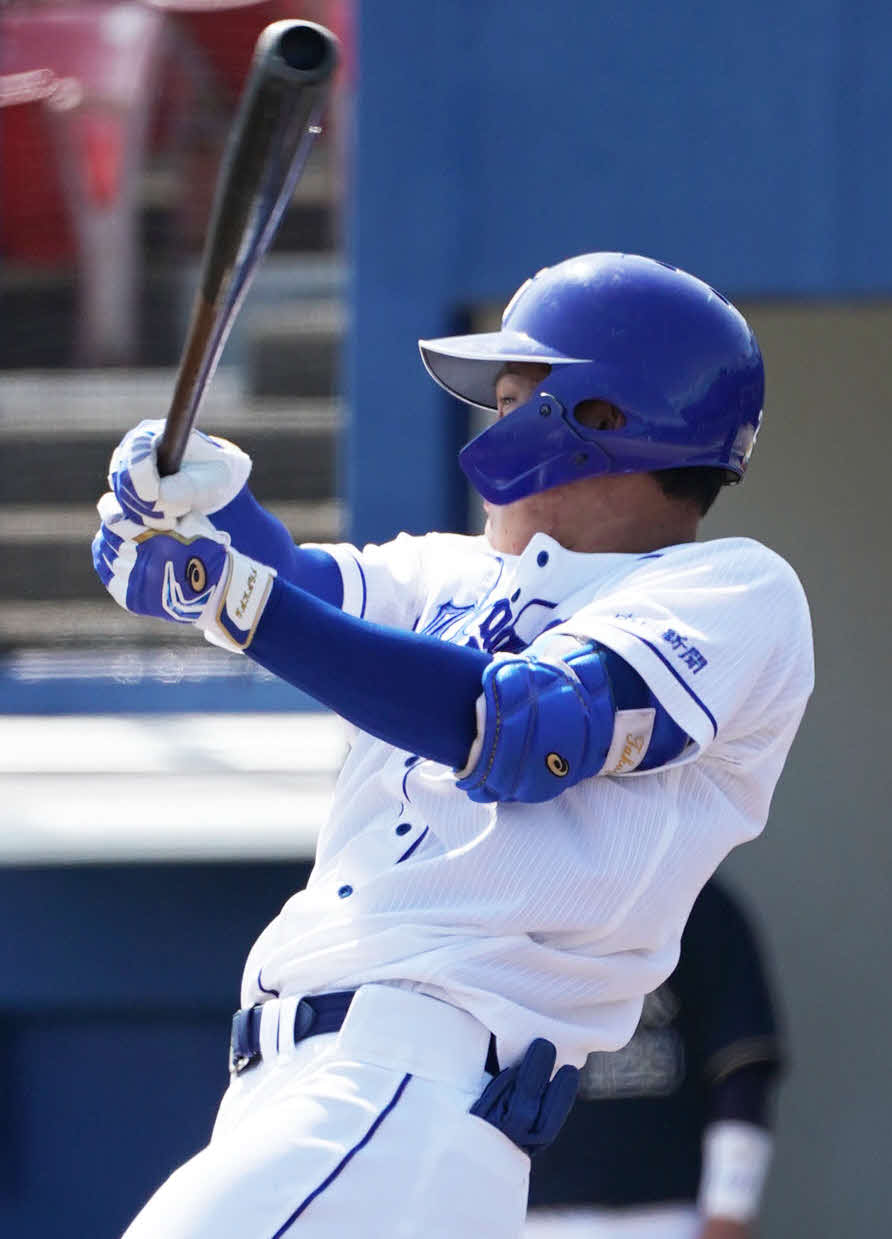 中日対オリックス　4回裏中日無死、中前打を放つ石川昂（撮影・森本幸一）