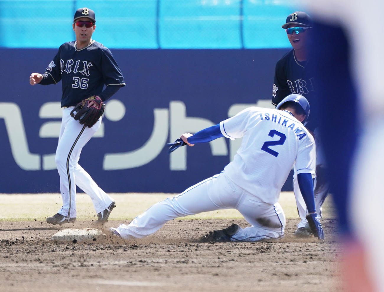 中日対オリックス　4回裏中日無死一塁、盗塁成功する石川昂弥（撮影・森本幸一）