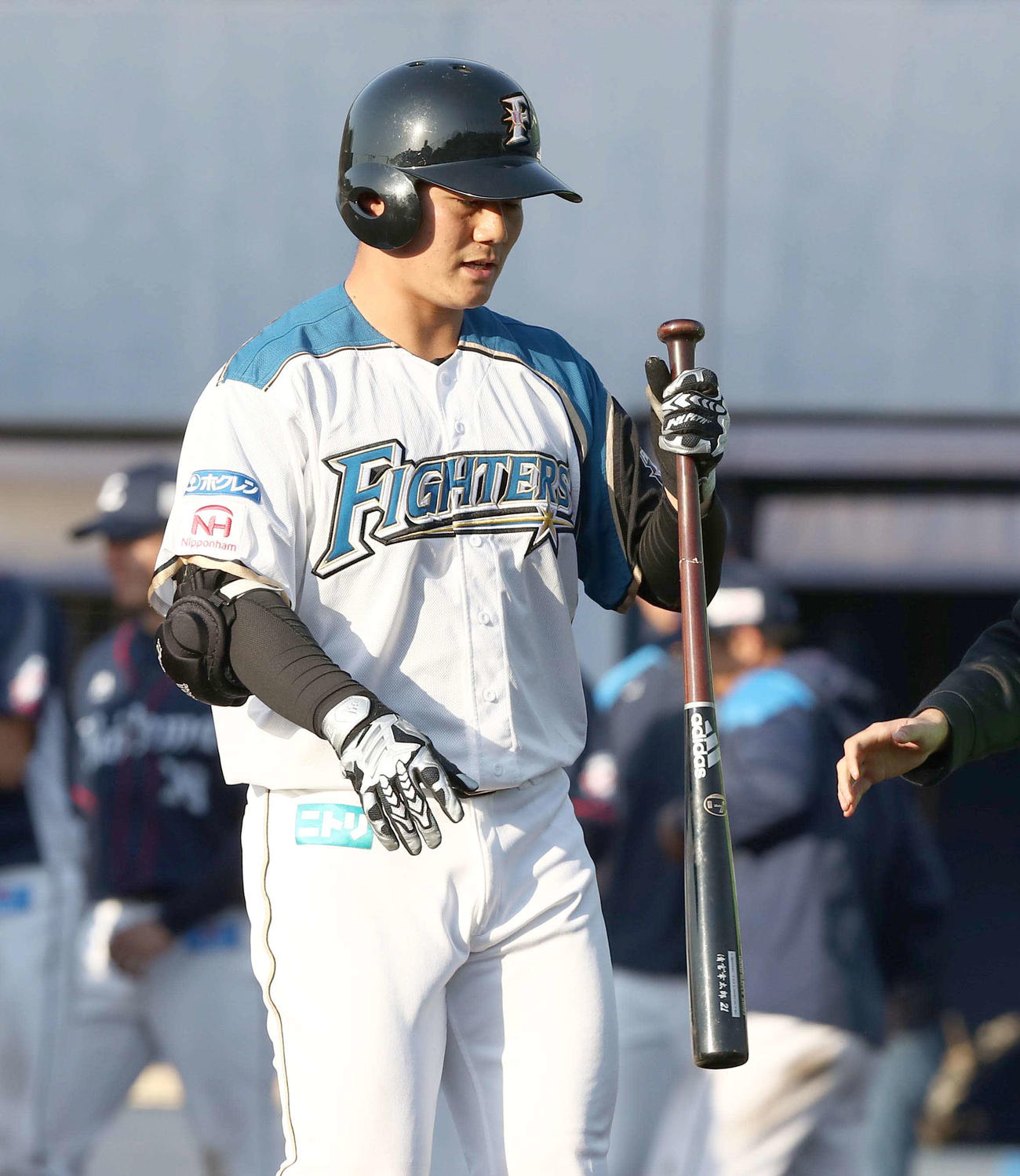 日本ハム対西武　9回裏日本ハム2死二塁、投ゴロに終わり折られたバットを見つめる清宮（撮影・黒川智章）