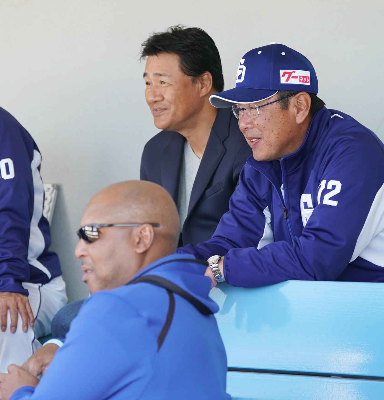 試合前、ベンチで話をする与田剛監督と仁村徹2軍監督（撮影・森本幸一）