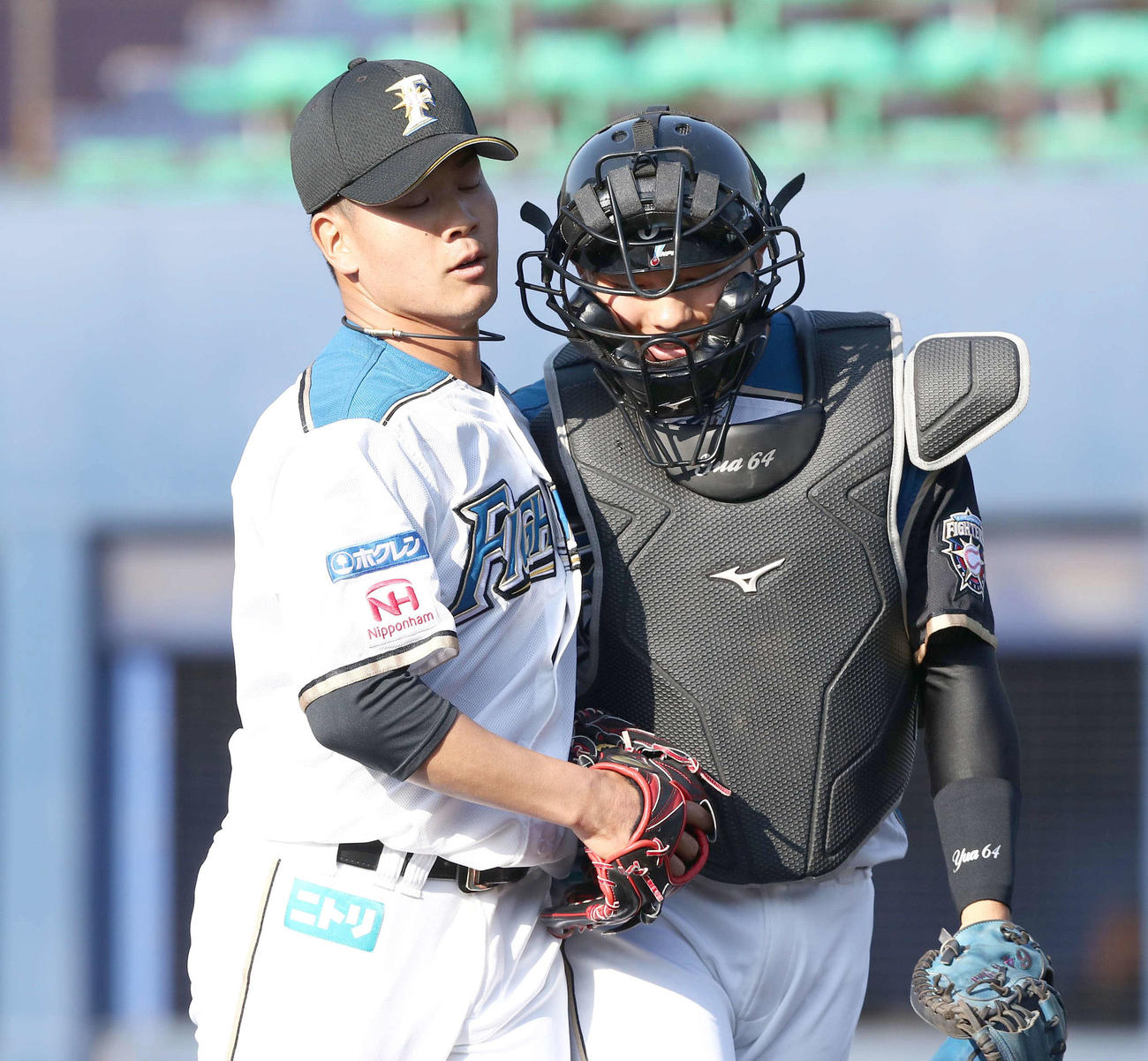 日本ハム対西武　7回に登板の福田（左）は打者を3人で抑えるも渋い表情でベンチに戻る（撮影・黒川智章）
