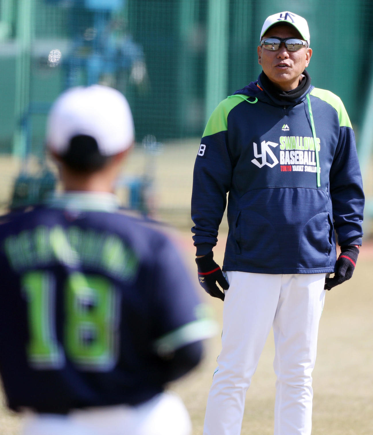 寺島（手前）に話しかける池山監督（撮影・狩俣裕三）