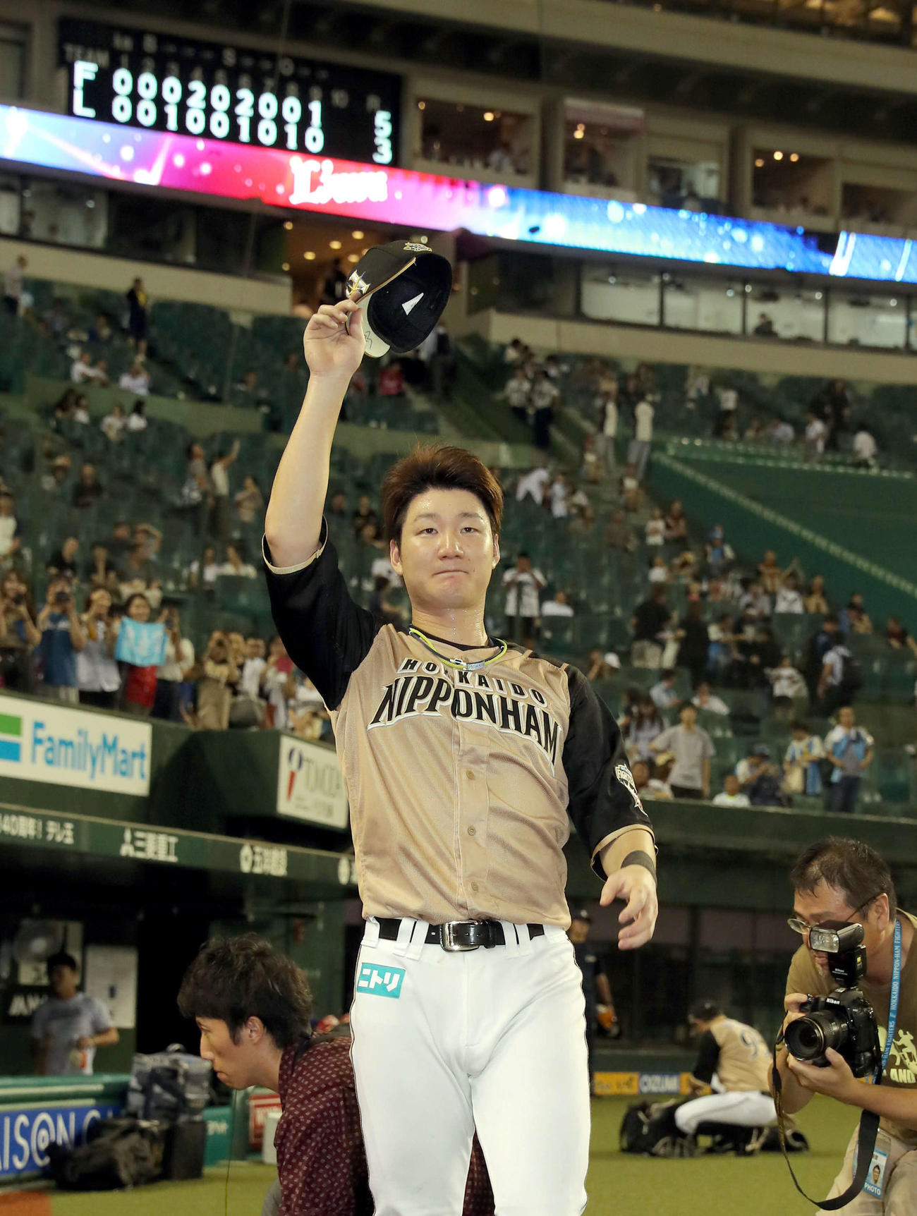 西武対日本ハム　試合終了後、スタンド応援席からの声援に手を振って応える日本ハム渡辺（19年8月22日撮影）