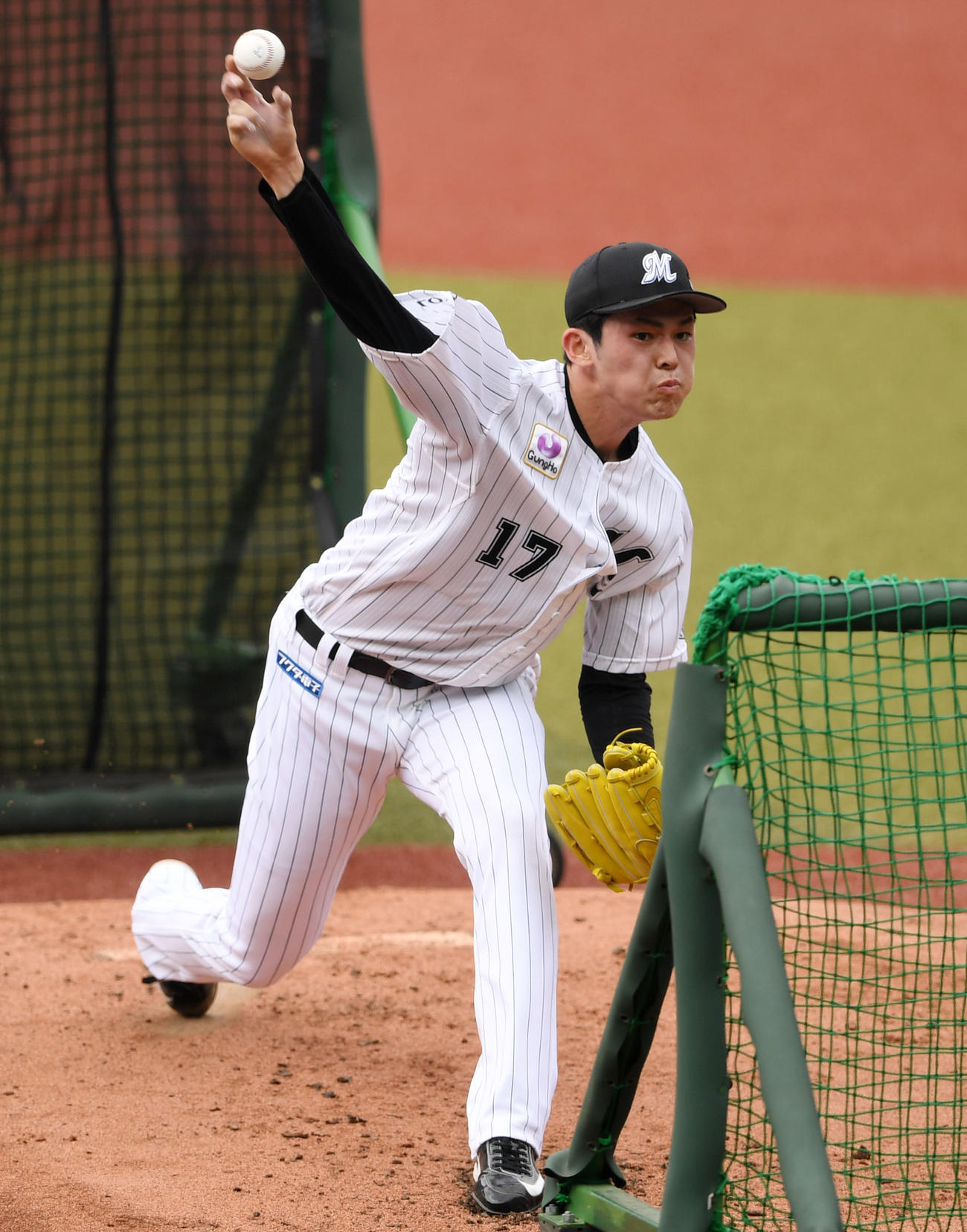 変化球を織り交ぜながら打撃投手を務めたロッテ佐々木朗（撮影・横山健太）