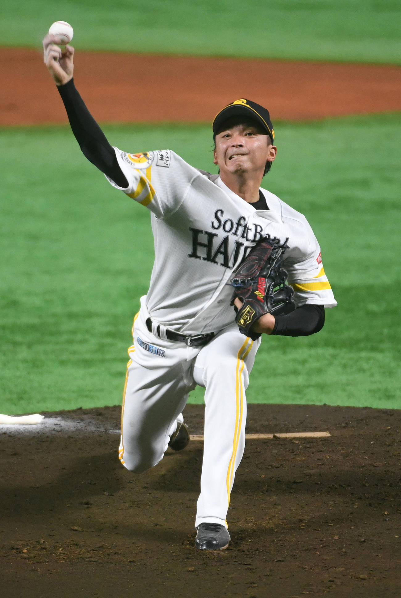 全体練習の最後にマウンドに上がり調整する東浜巨（撮影・今浪浩三）