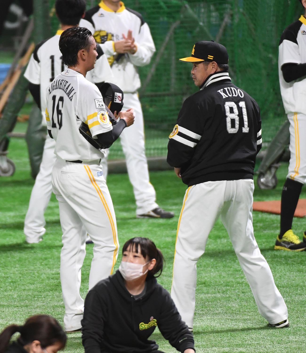 全体練習の最後にマウンドに上がり調整した東浜巨（左）にアドバイスする工藤公康監督（撮影・今浪浩三）