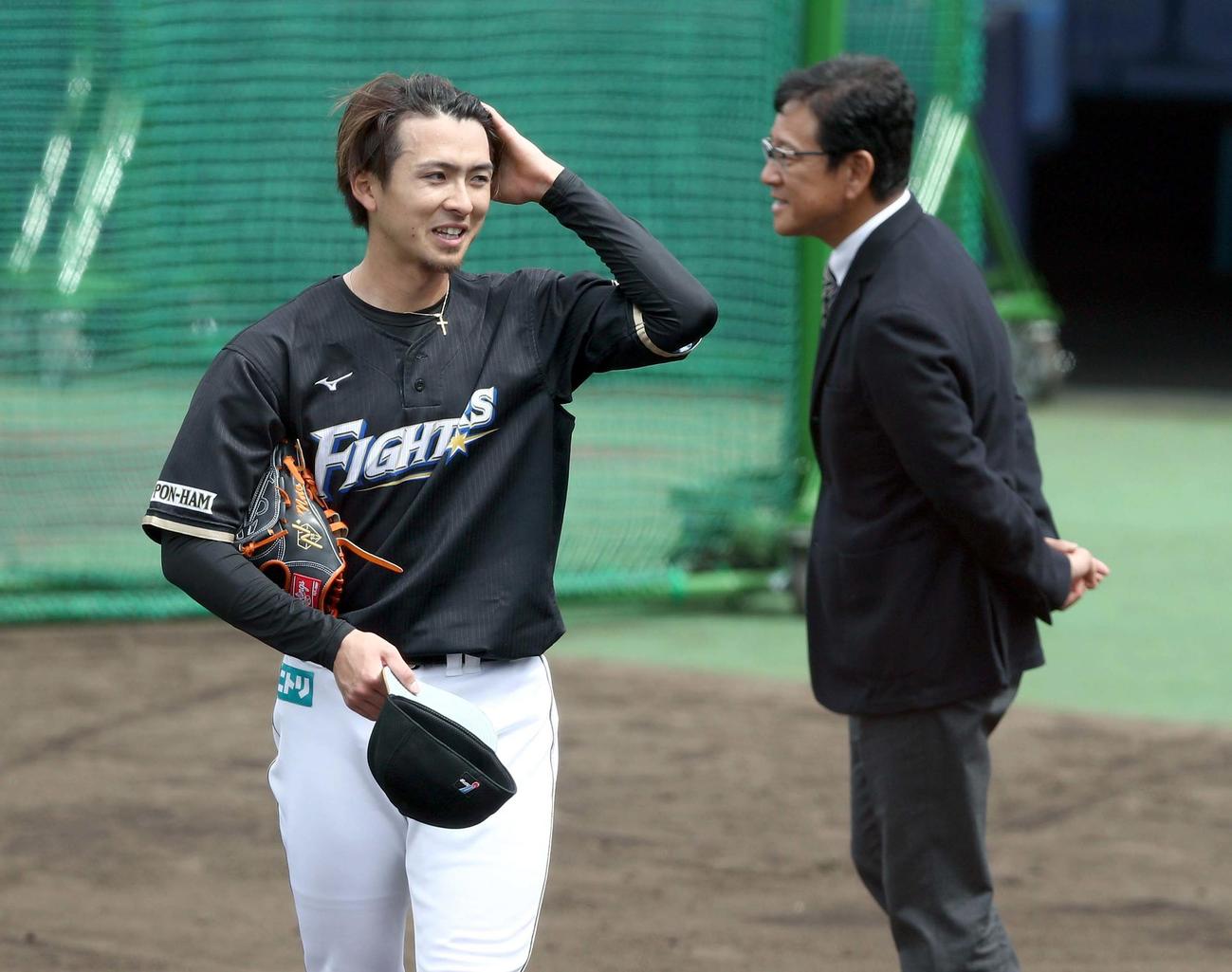 打撃投手を務めた上沢は投球後、栗山監督と笑顔で話す（撮影・黒川智章）