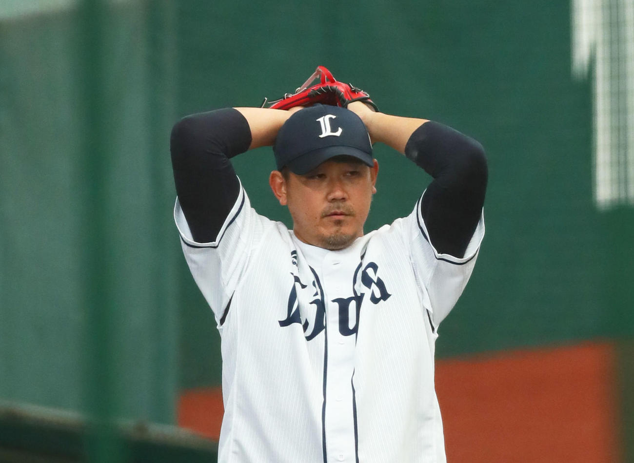 ブルペンで投球する西武松坂（撮影・足立雅史）