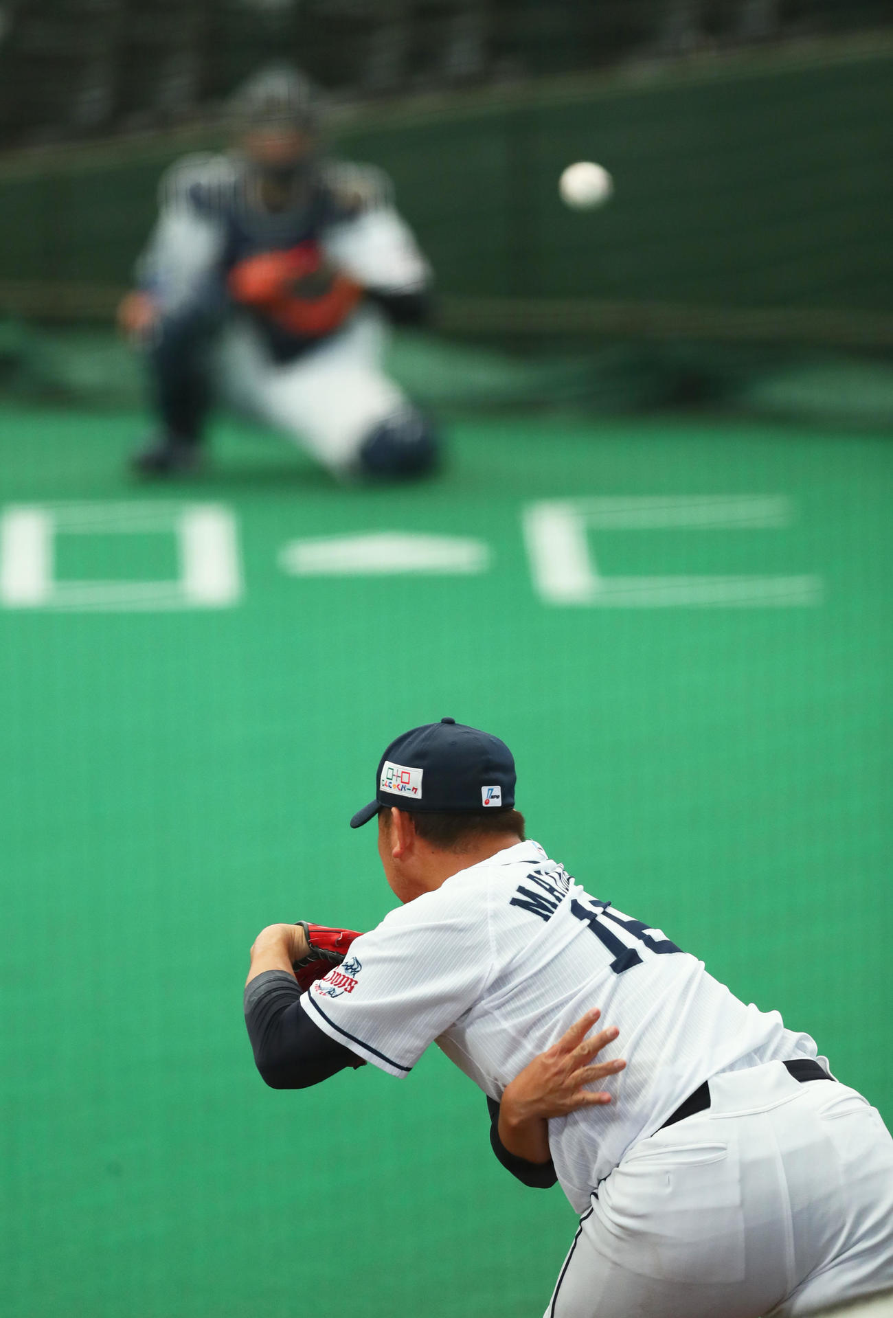 ブルペンで投球する西武松坂（撮影・足立雅史）
