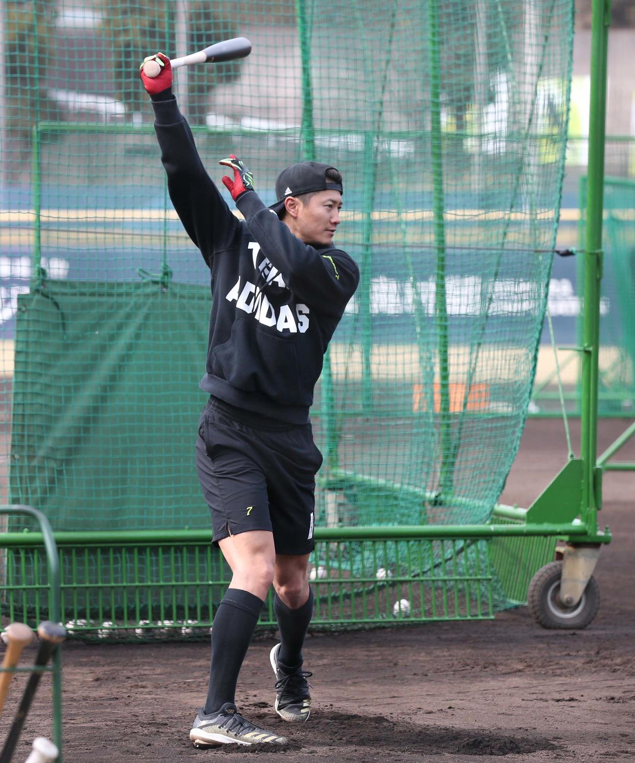 2軍の鎌ケ谷スタジアムでティー打撃する西川（撮影・黒川智章）