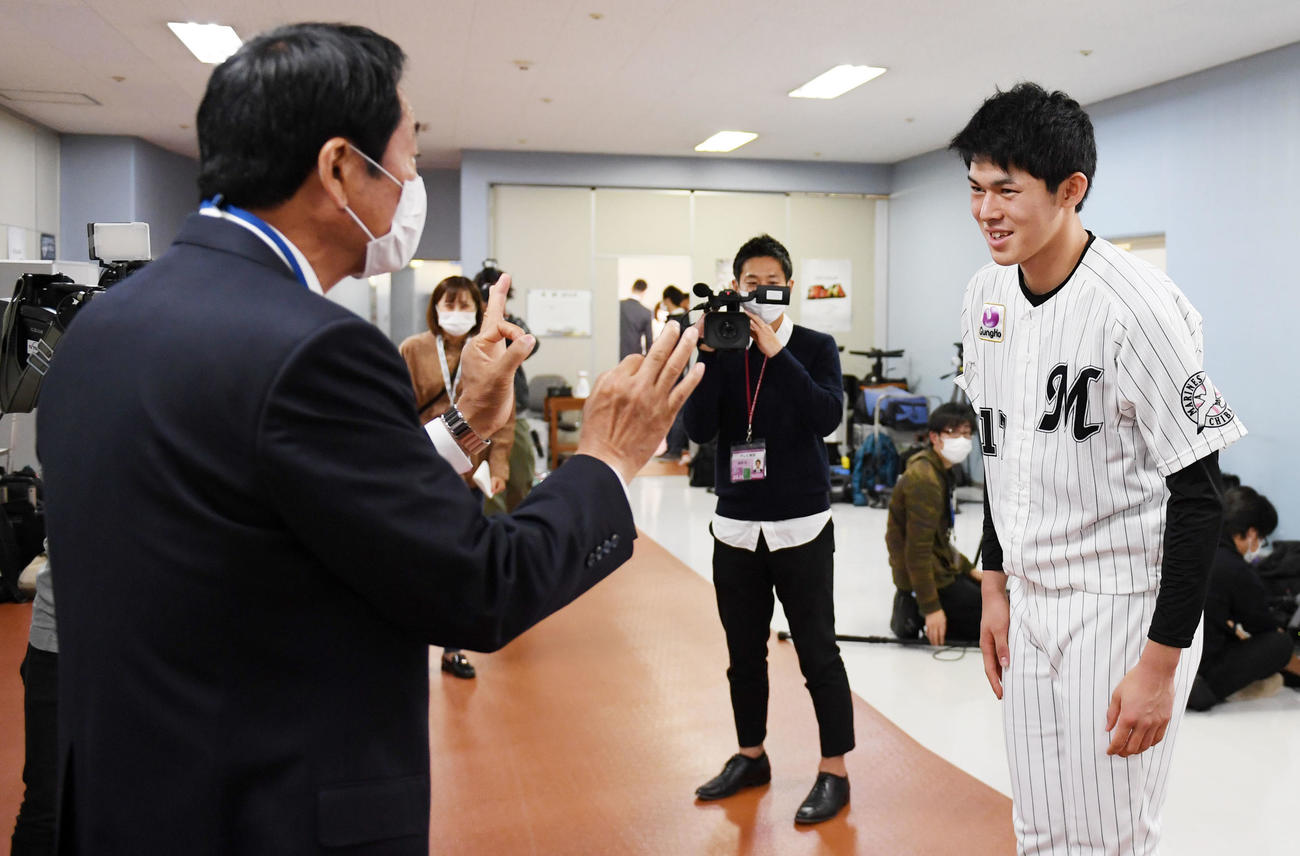 中畑氏（左）と会話を交わすロッテ佐々木朗（撮影・横山健太）