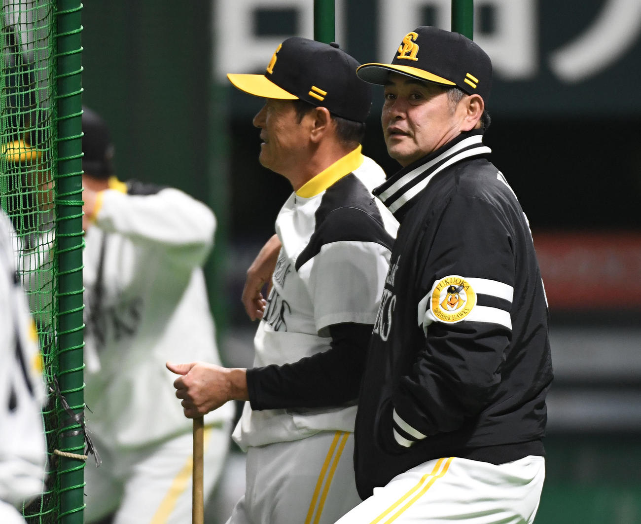 立花打撃コーチと練習を見守る工藤監督（右）（撮影・今浪浩三）