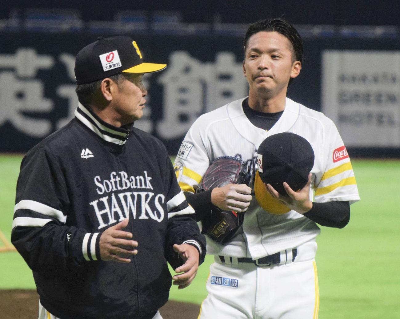 打者投手を務め、工藤監督（左）と話すソフトバンク・東浜（共同）