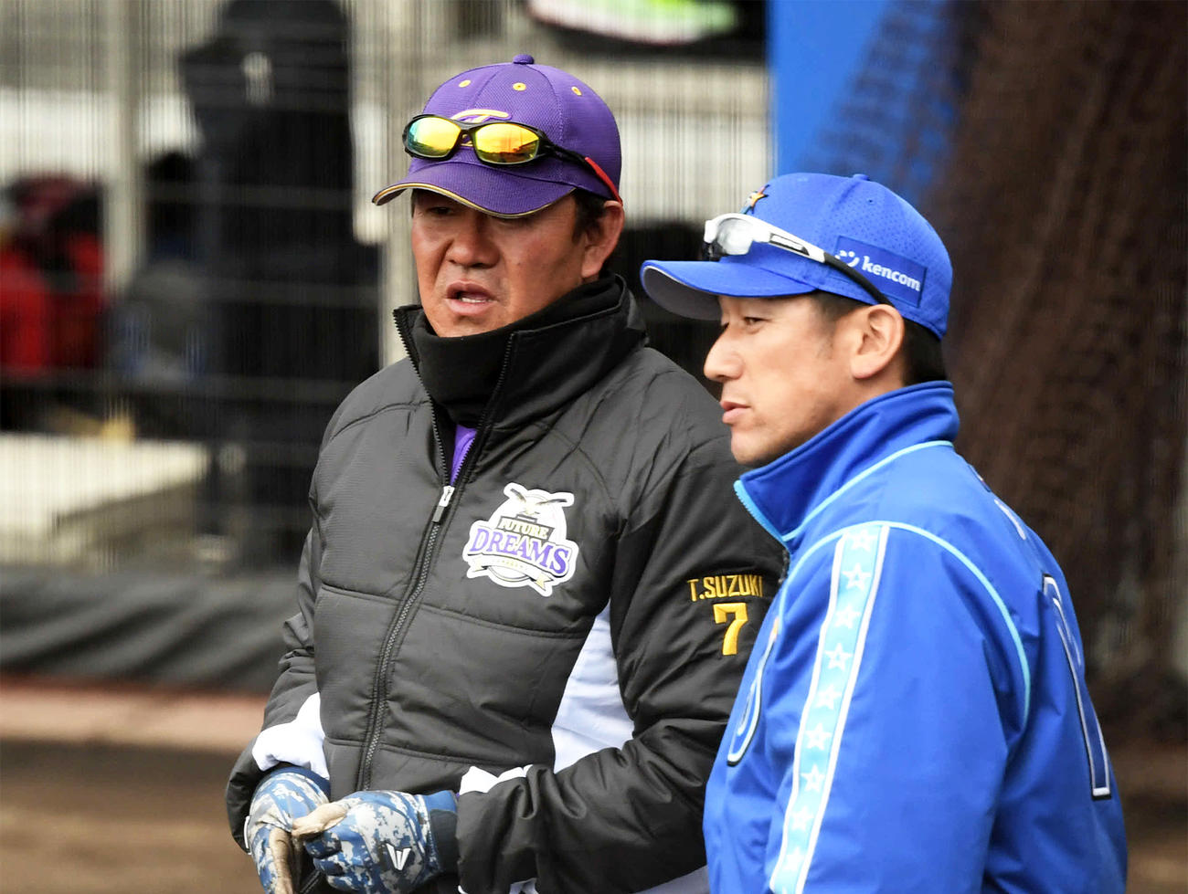 試合を終えて話し込むBC神奈川鈴木監督（左）とDeNA三浦2軍監督（撮影・山崎安昭）
