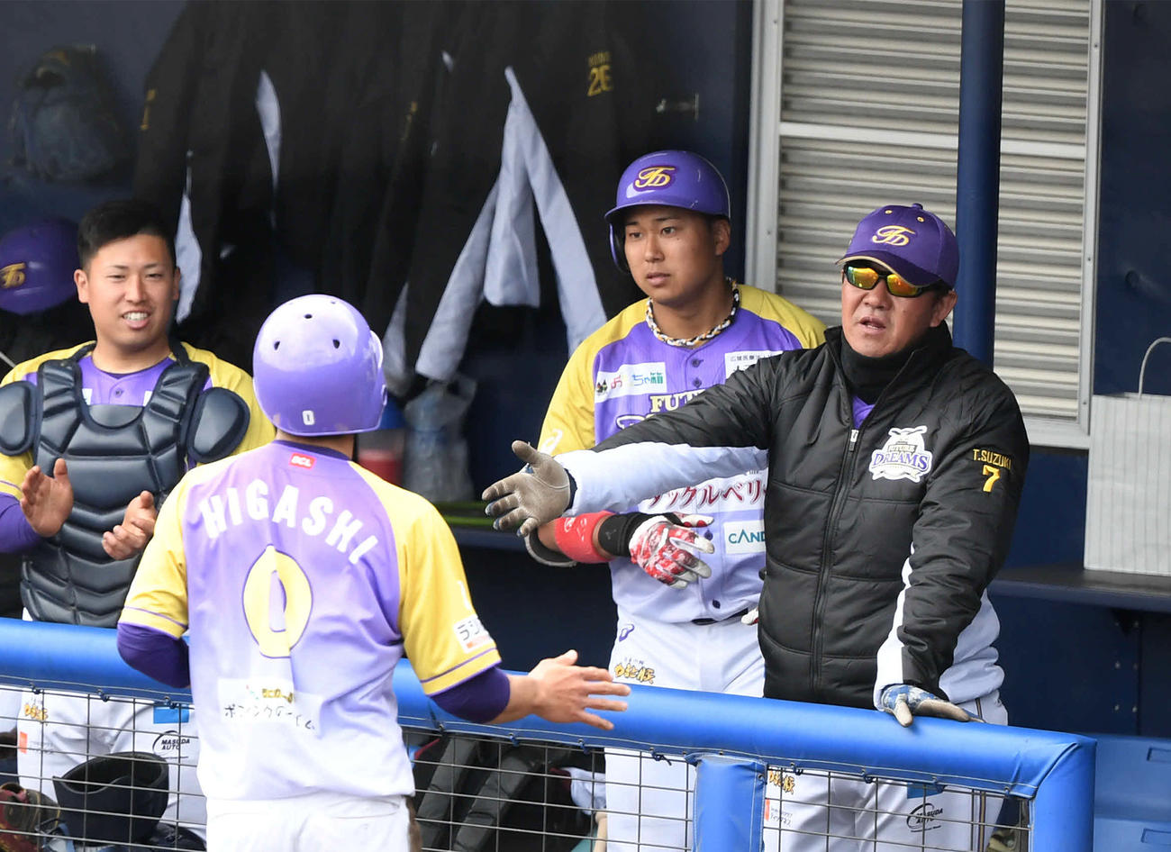 3回表BC神奈川無死一塁、鈴木監督（右）は奈良の適時打で生還した東（左から2人目）をタッチで迎える（撮影・山崎安昭）