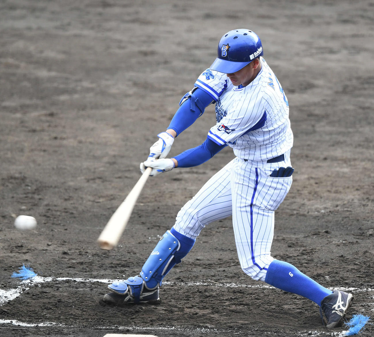 DeNA対BC神奈川　6回裏DeNA無死一塁、森は右前打を放つ（撮影・山崎安昭）