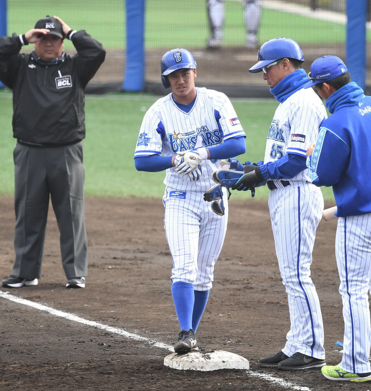 DeNA対BC神奈川　6回裏DeNA無死一塁、右前打を放ちサインを確認する森（左から2人目）（撮影・山崎安昭）