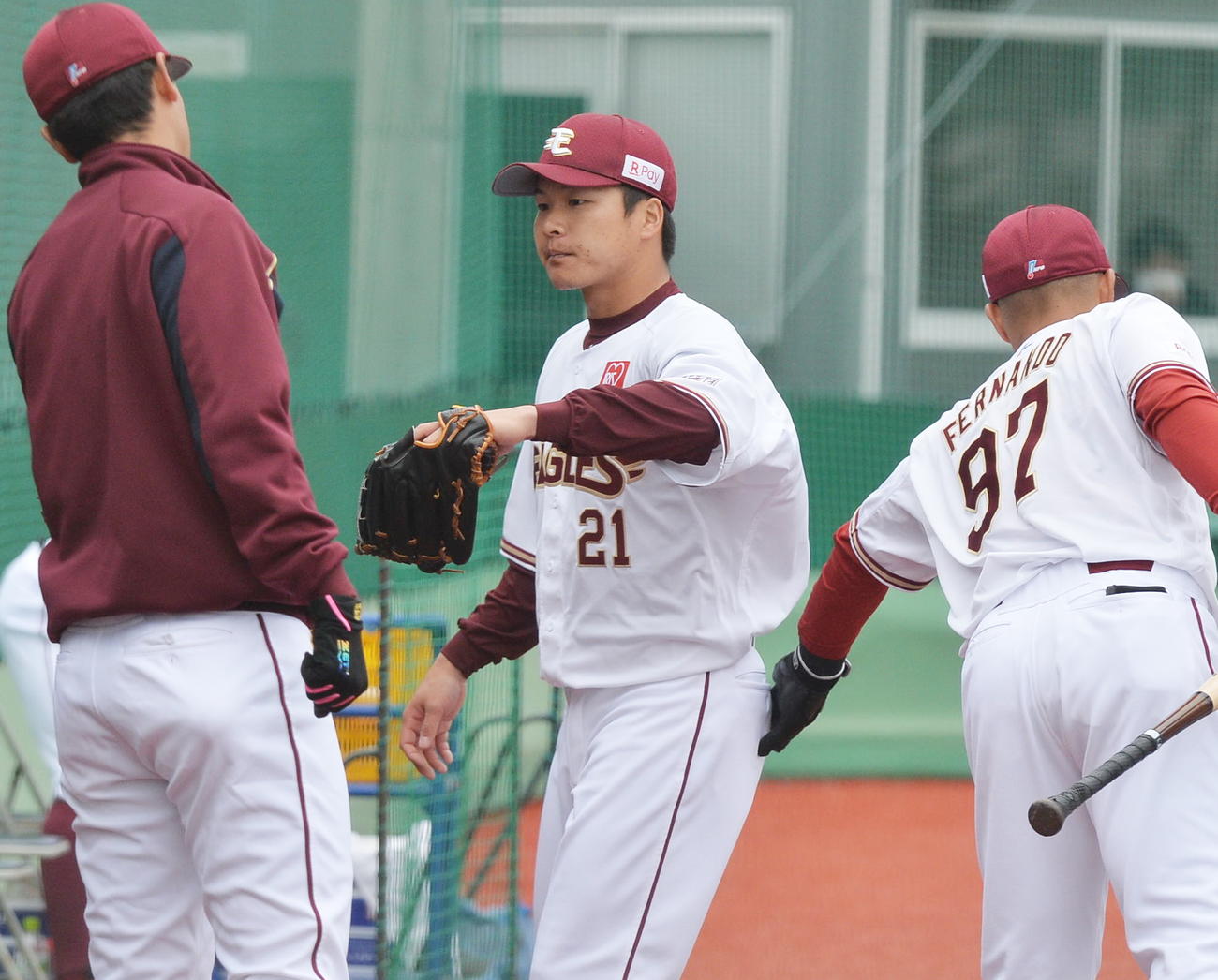 楽天対巨人　4番手で登板し1回を無失点に抑えベンチに戻る楽天釜田（中央）