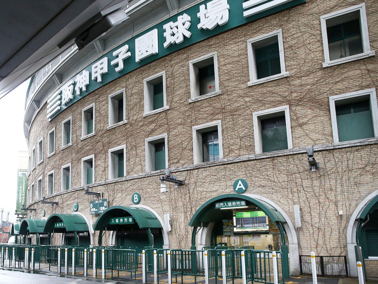 ひっそりとした甲子園球場（撮影・上山淳一）