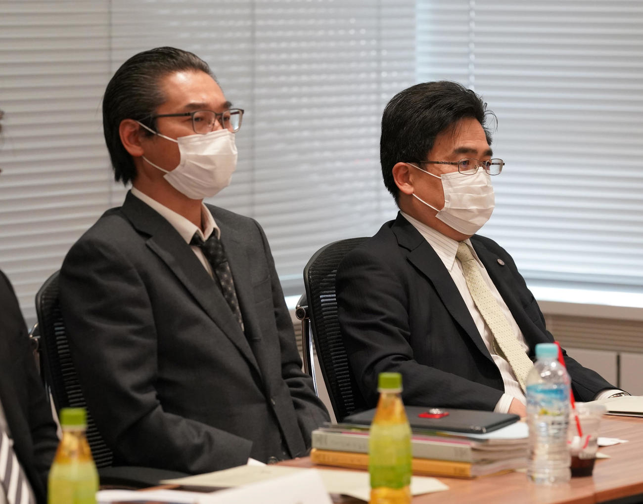 プロ野球セ・リーグ理事会に臨む阪神の谷本修球団副社長兼球団本部長（右）と嶌村聡球団副本部長（代表撮影）