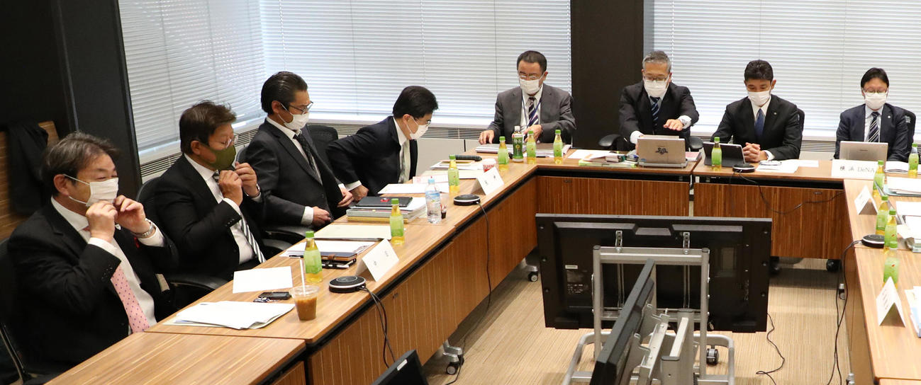 プロ野球セ・リーグ理事会に臨む阪神の谷本修球団副社長兼球団本部長（左から4人目）と嶌村聡球団副本部長（同3人目）ら（代表撮影）