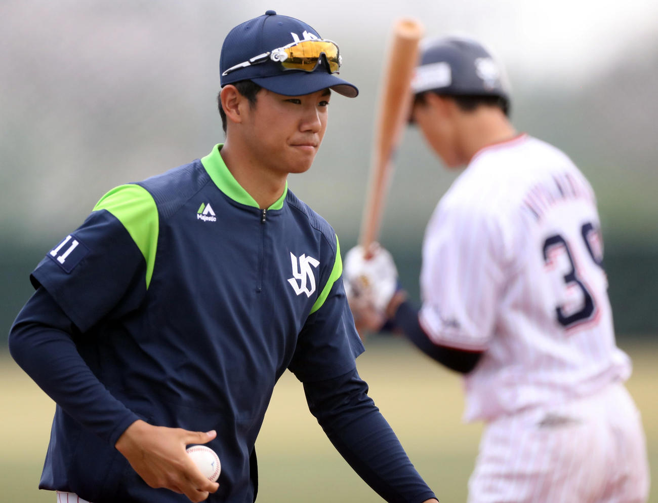 練習試合ヤクルト対日本ハム　ボールボーイを務める奥川（撮影・狩俣裕三）