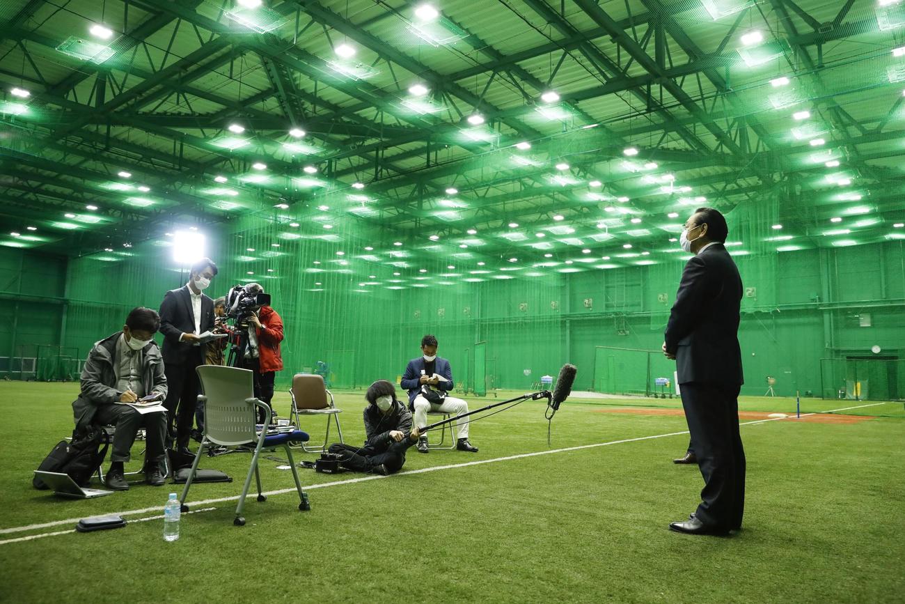 甲子園球場に隣接する室内練習場で、報道陣と離れて記者会見する阪神の揚塩球団社長（共同）