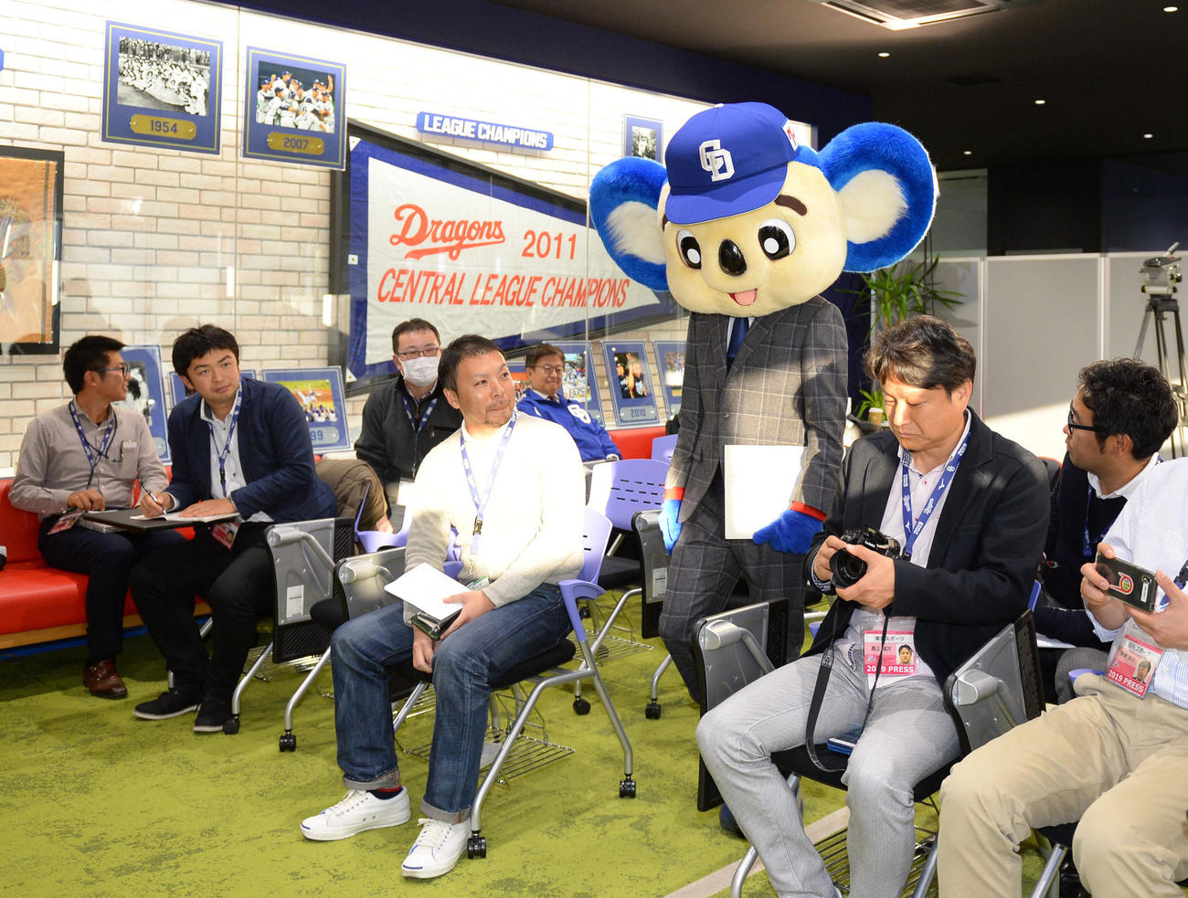 契約更改を終え会見の席に着くドアラ（19年12月18日撮影）