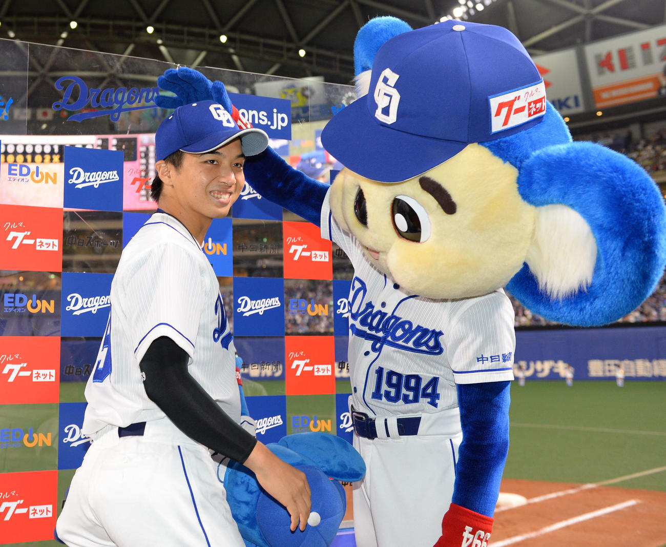 試合終了、ヒーローインタビューのお立ち台にあがりドアラの祝福を受ける山本拓実（19年9月16日撮影）