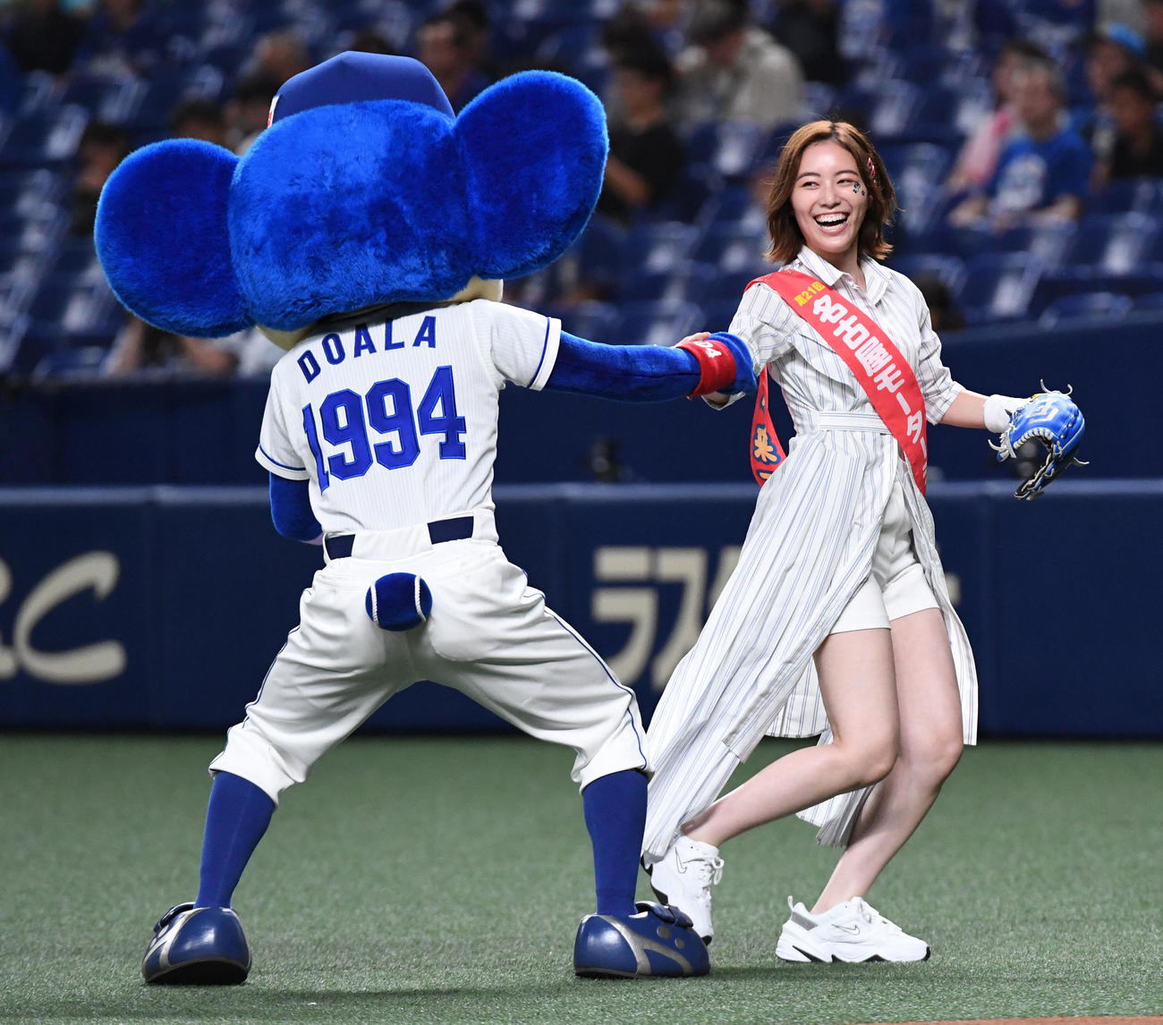 中日対ヤクルト　スピードボールコンテストに出場したSKE48の松井珠理奈はドアラとじゃれ合う（19年8月30日撮影）