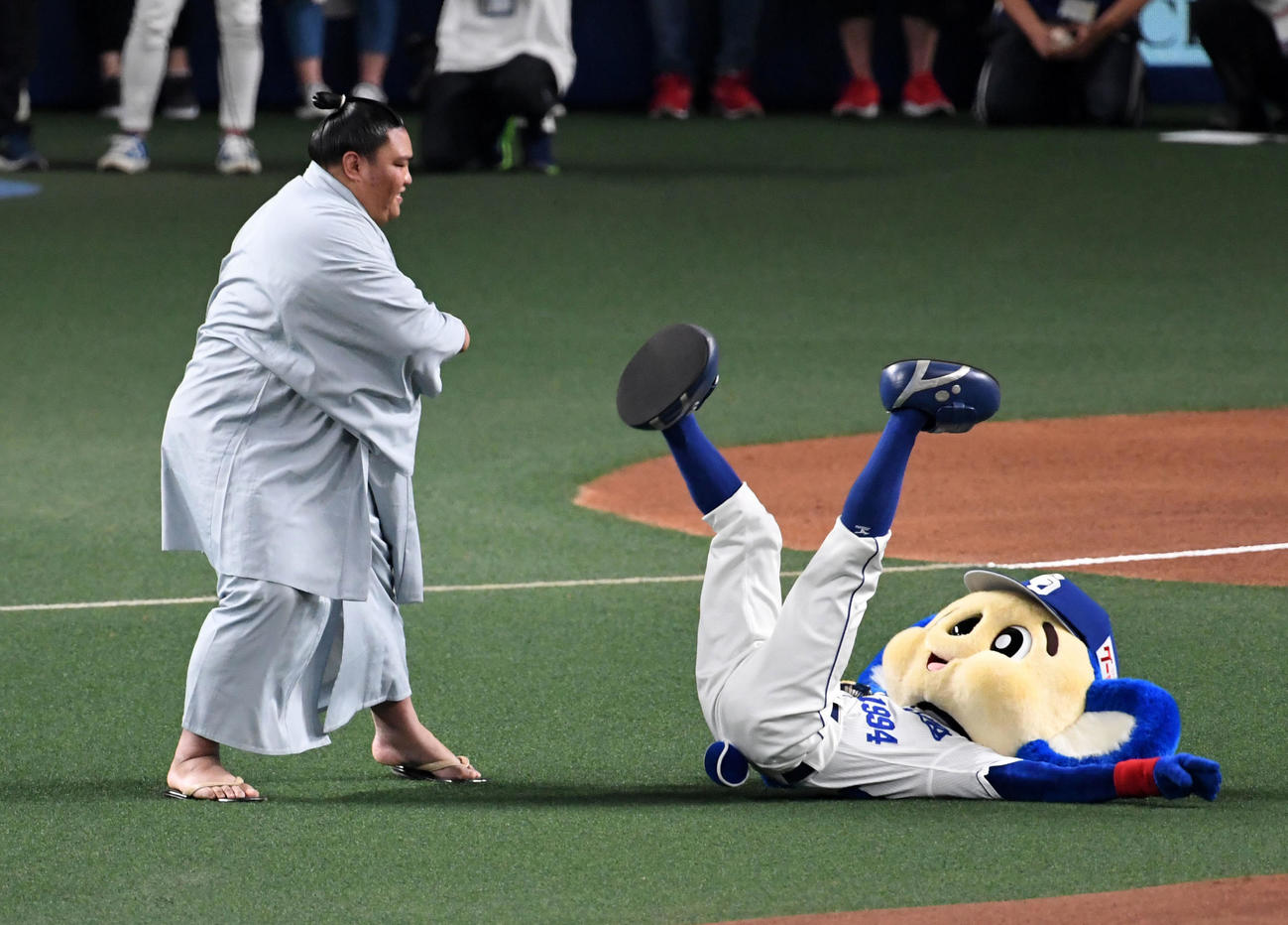 中日対日本ハム　スピードボールコンテストに出場した御嶽海は、投球前にドアラと相撲を取り完勝（19年6月23日撮影）