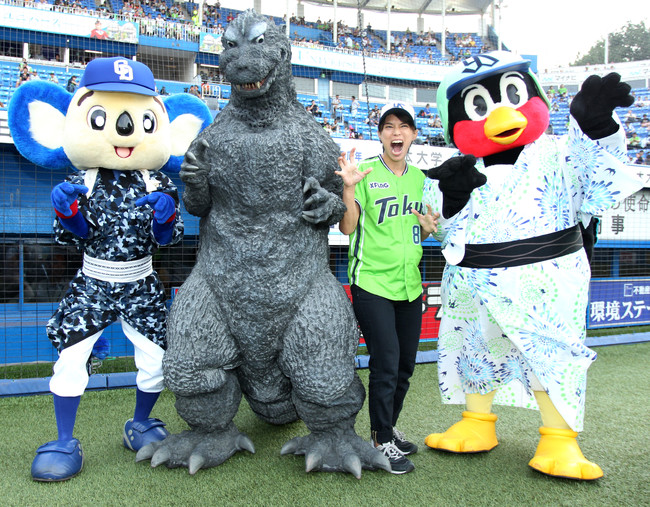 ヤクルト対中日　左からドアラ、ゴジラ、つば九郎（右端）と記念撮影する松本薫さん（19年8月16日撮影）