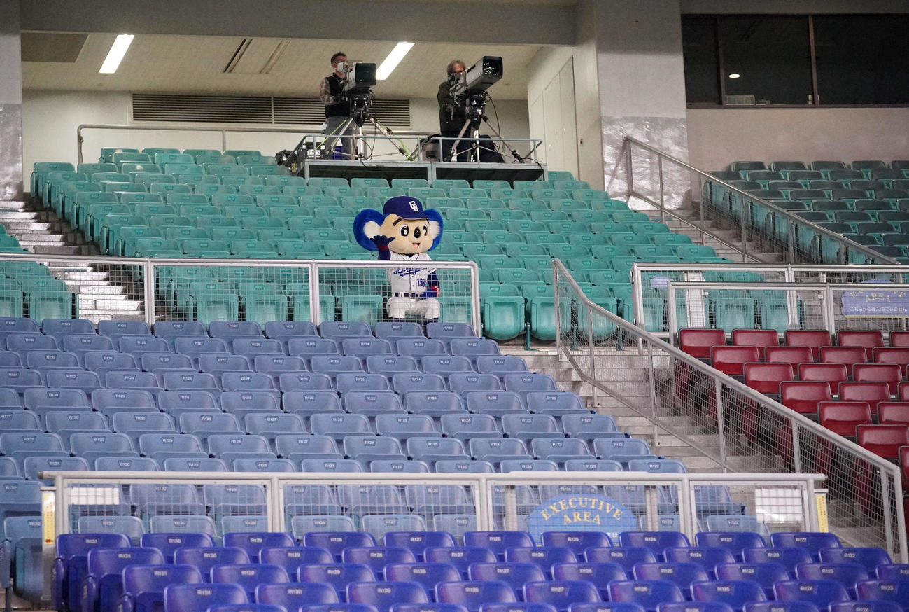 中日対広島　無観客試合となり誰もいないスタンドを寂しげに見つめるドアラ（2月29日撮影）