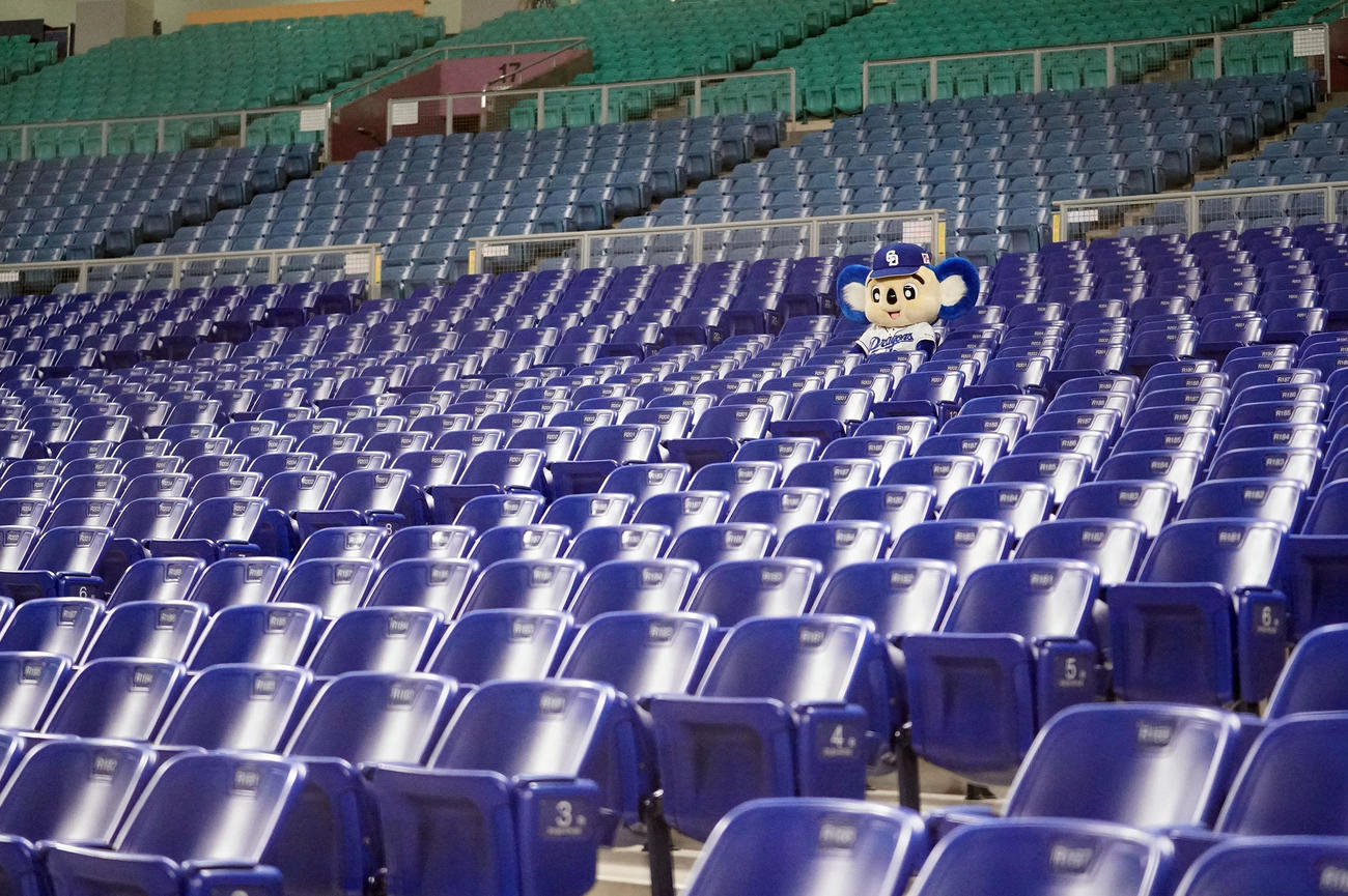 2月29日の中日対広島　無観客試合となり誰もいないスタンドを寂しげに見つめるドアラ（撮影・森本幸一）