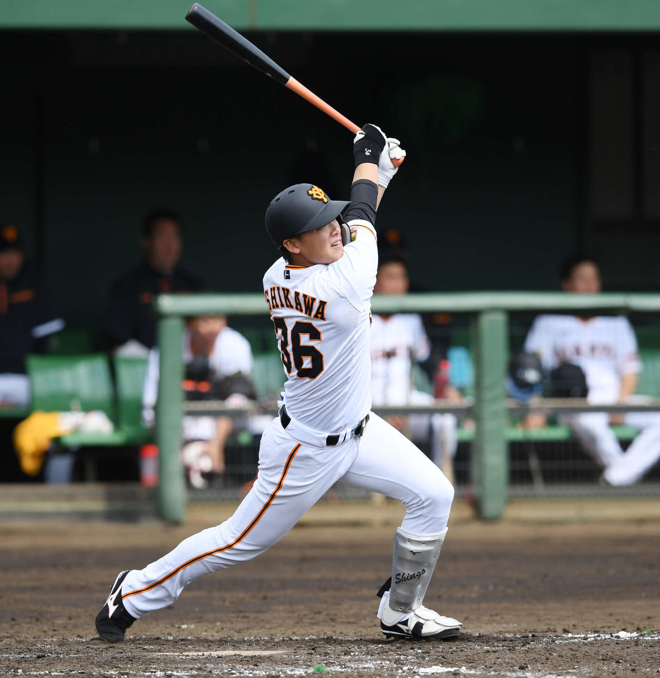 練習の中で行われた紅白戦の4回裏2軍無死、右越えソロ本塁打を放つ巨人石川（撮影・鈴木みどり）