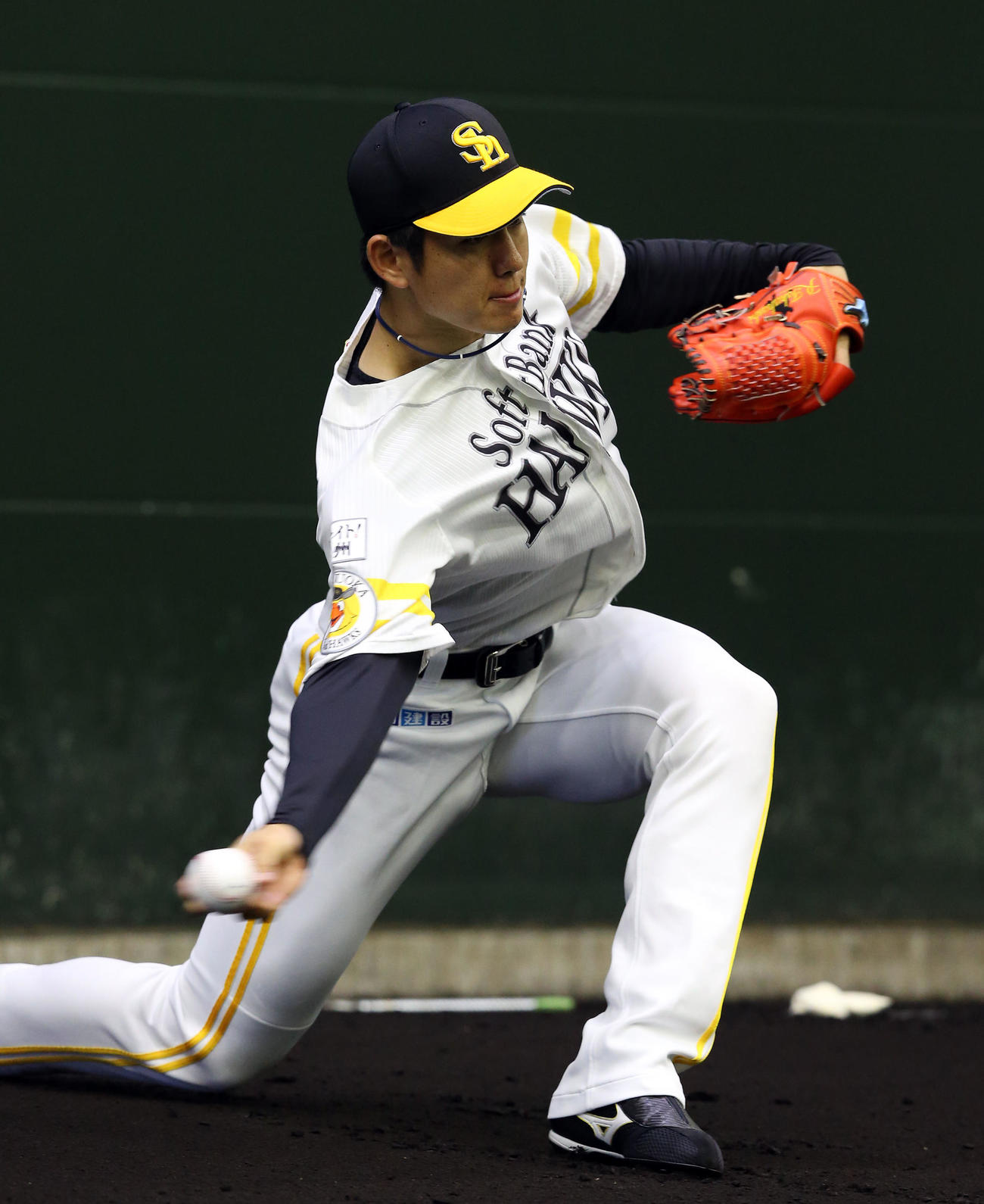 ブルペンで投球練習をする高橋礼（撮影・栗木一考）