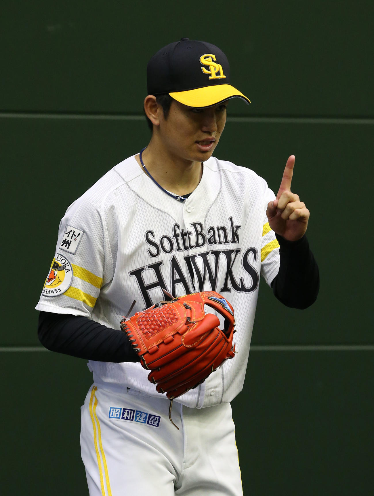 ブルペンで投球練習をする高橋礼（撮影・栗木一考）