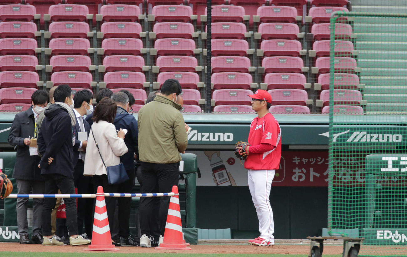 無人の客席をバックに取材される田中広選手会長（撮影・加藤孝規）