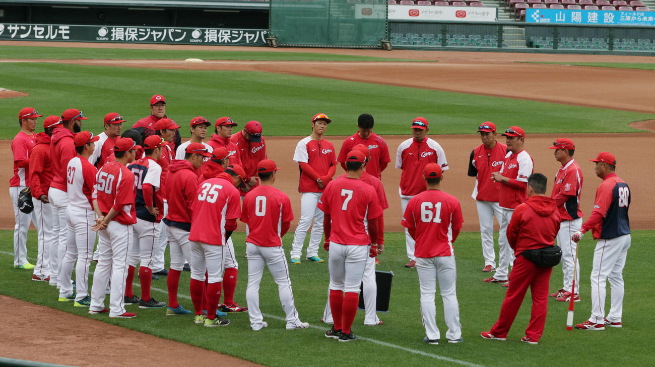練習前に円陣を組む広島ナイン（撮影・加藤孝規）