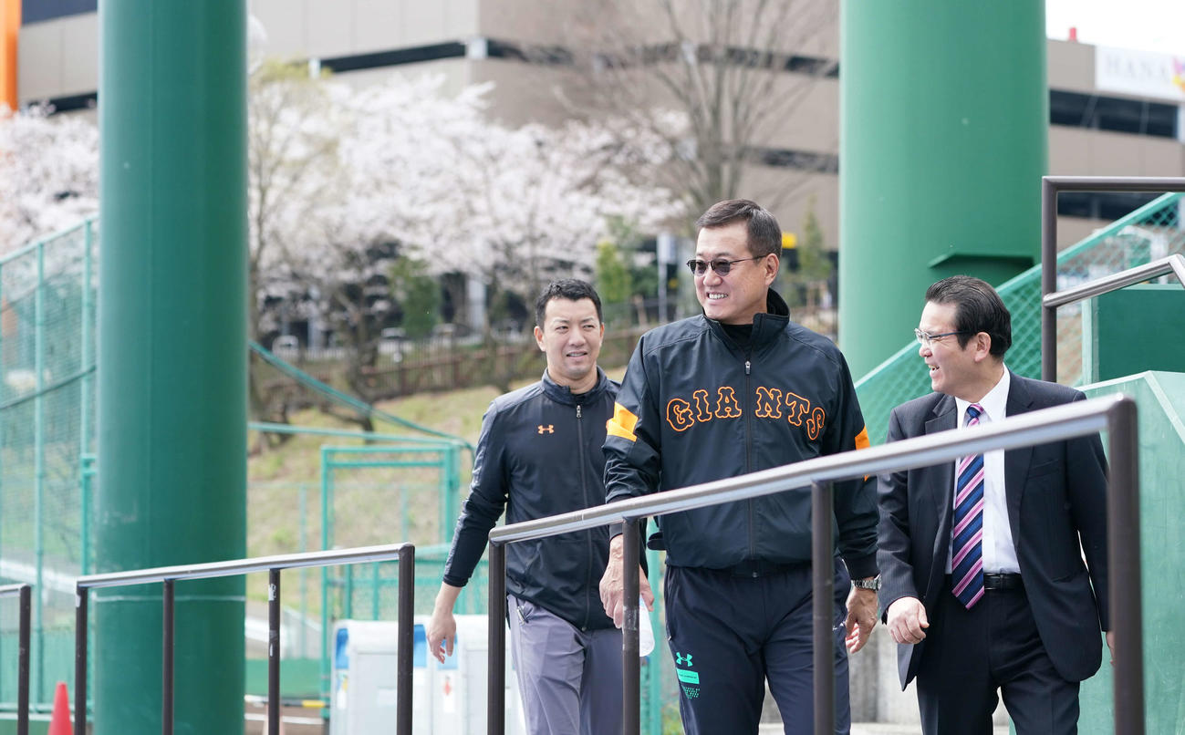 笑顔で移動する巨人原監督（中央）（撮影・鈴木みどり）
