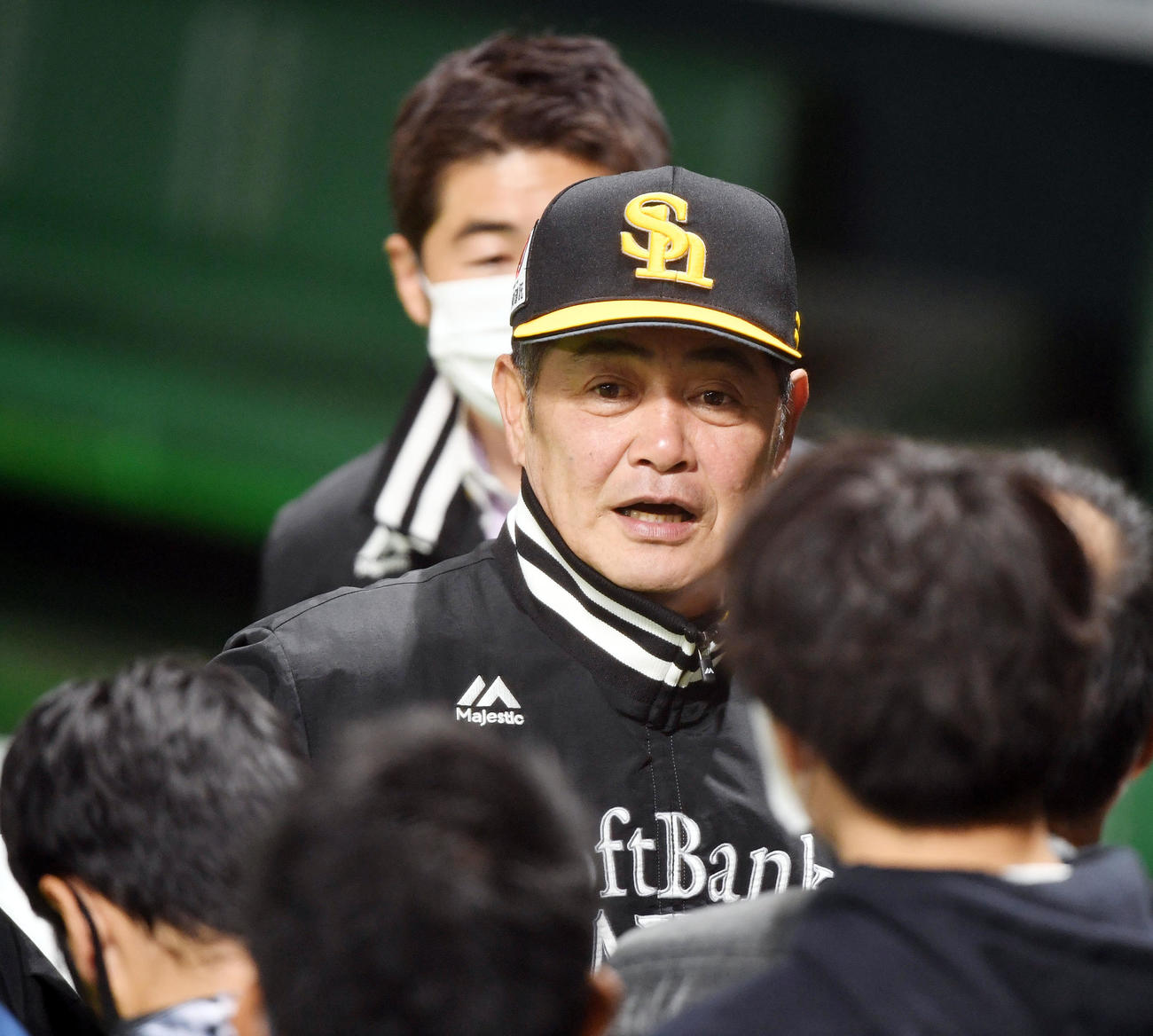 練習を終え、記者の質問に答える工藤公康監督（撮影・今浪浩三）