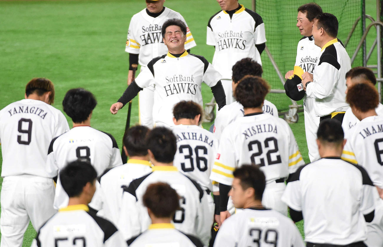 スタッフと談笑する工藤監督（撮影・今浪浩三）