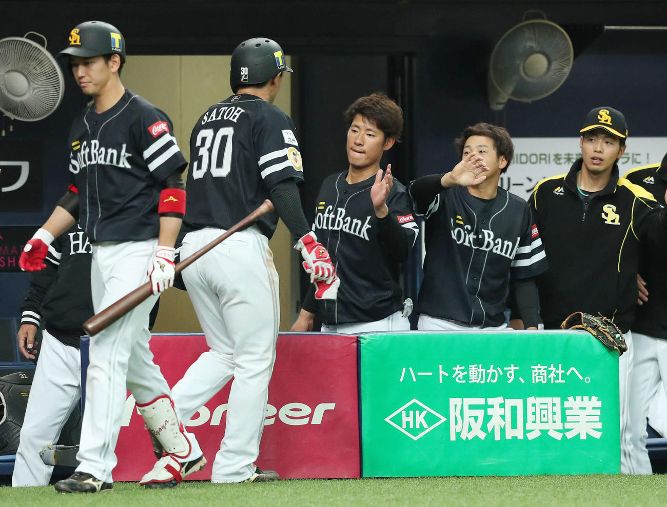 オリックス対ソフトバンク　1回表ソフトバンク1死三塁、古沢の先制適時打で生還した佐藤（左から2人目）を迎える上林（中央）ら（撮影・前田充）