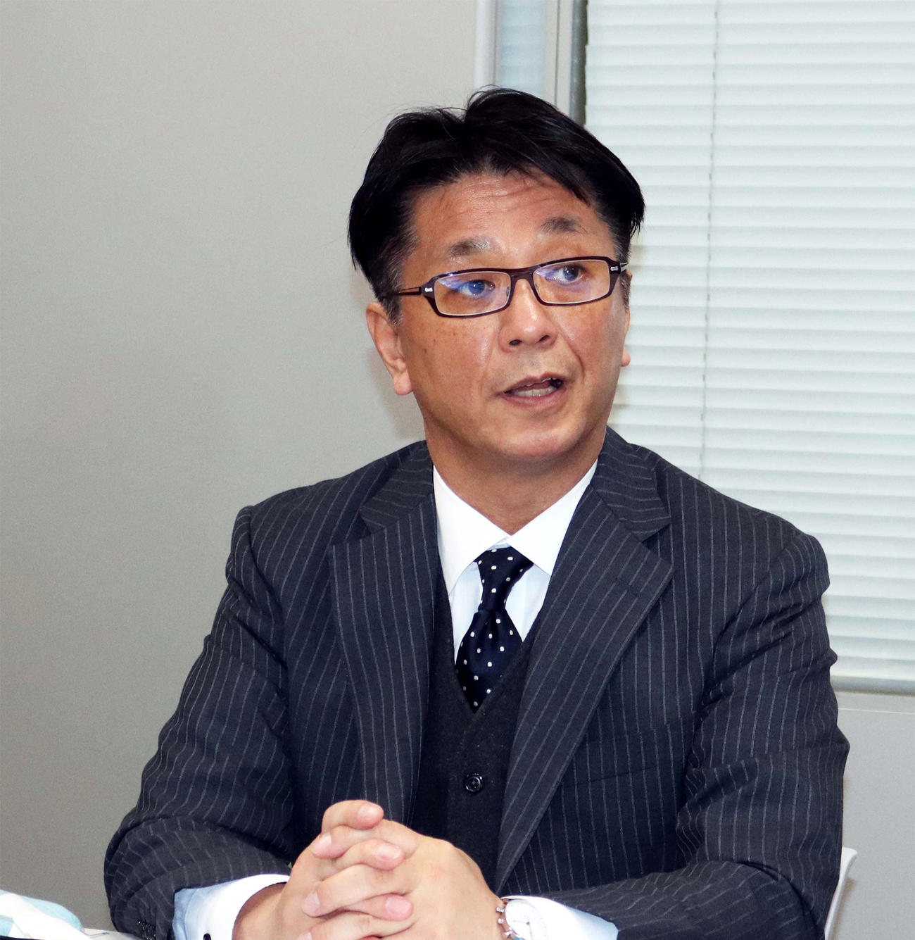 報道陣の質問にこたえる札幌学生野球連盟の広嶋理事長（撮影・永野高輔）