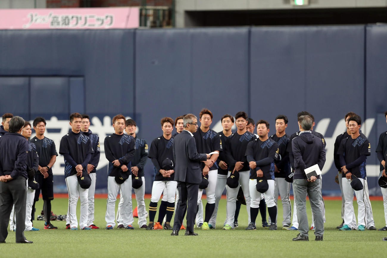オリックス対ソフトバンク　練習前、選手らを集め話をするオリックス湊社長（手前中央）（撮影・前田充）