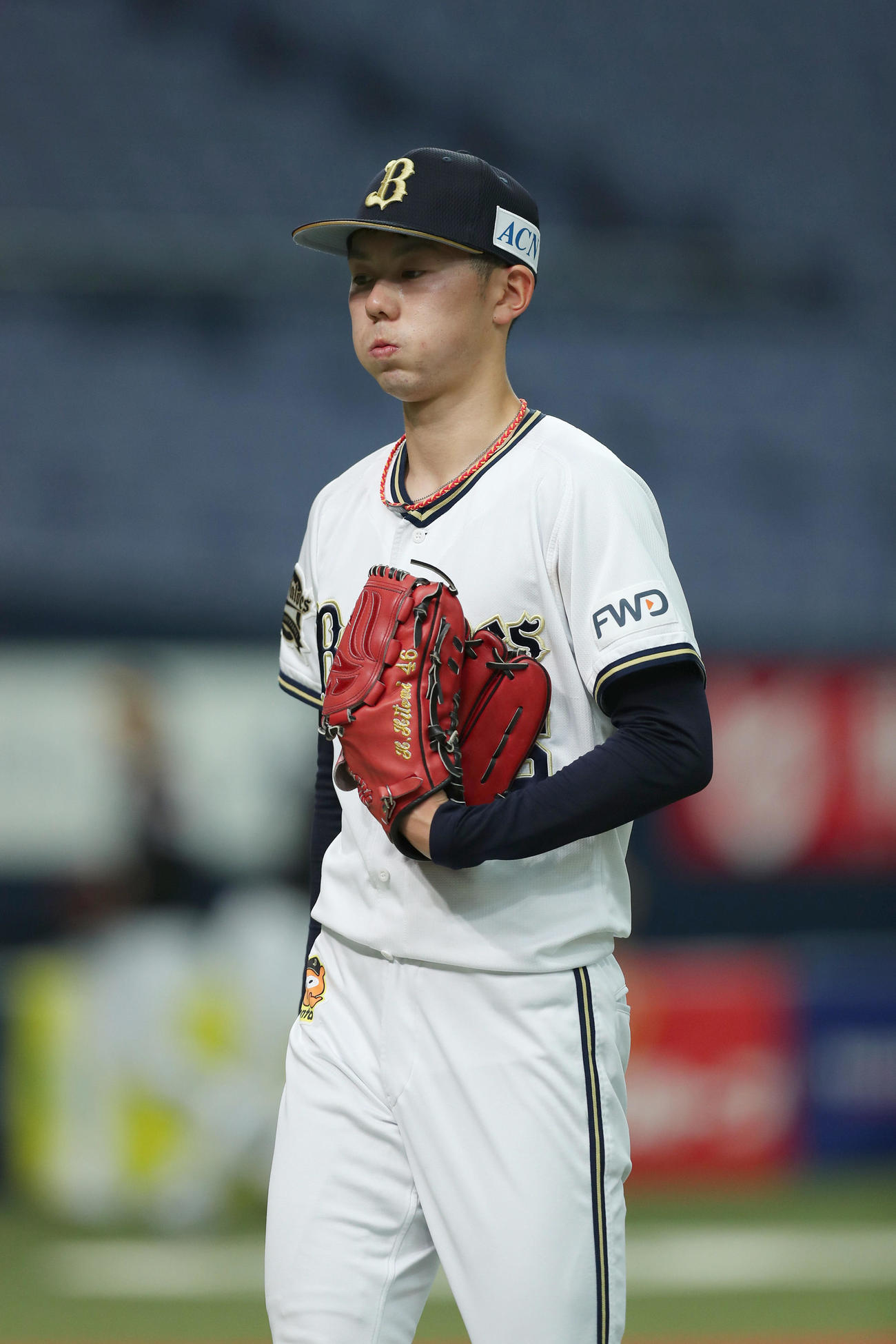 オリックス対ソフトバンク　5回を投げ終え、大きく息を吐きながらベンチへ戻る本田（撮影・前田充）