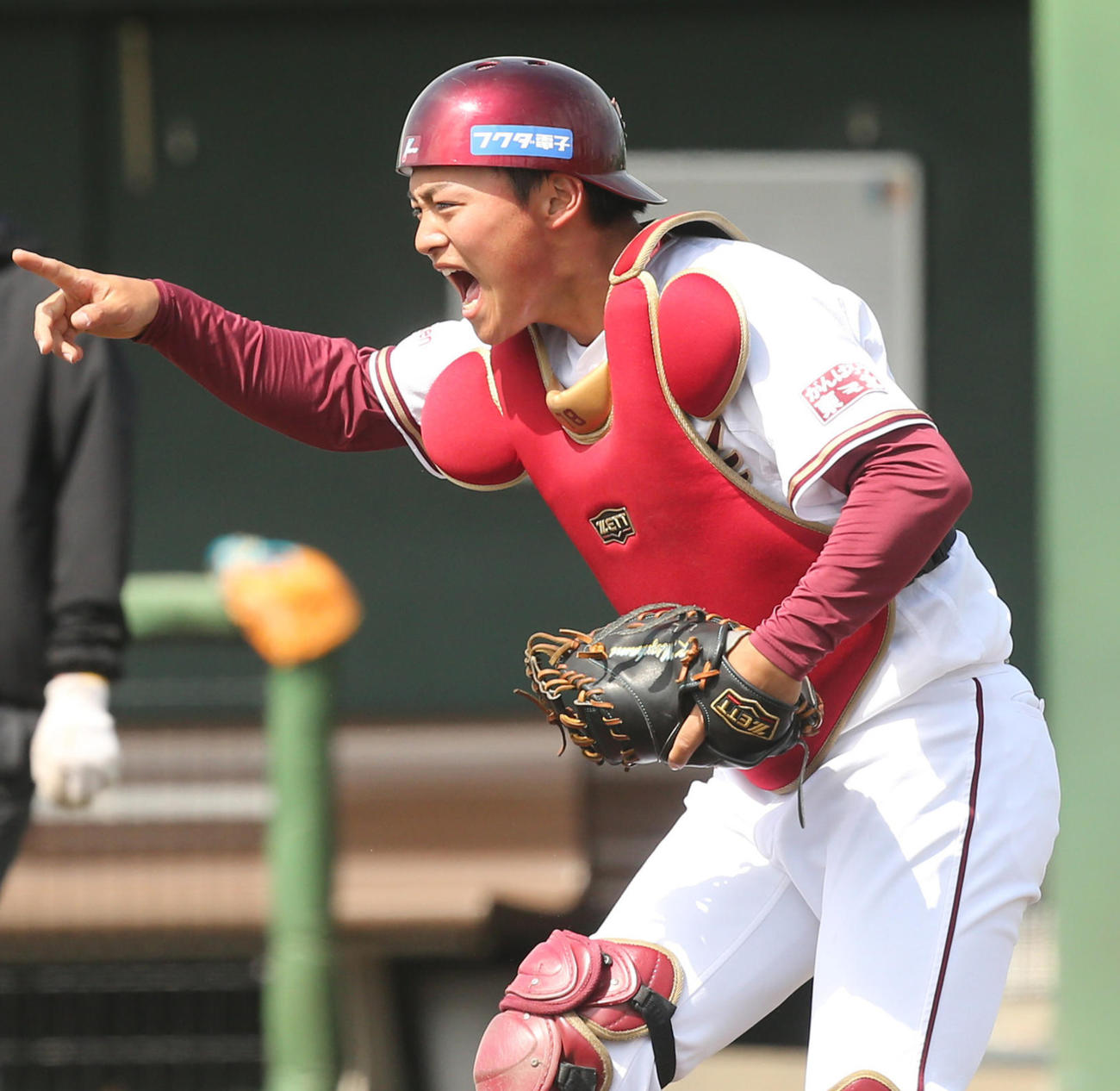 投内連係の練習で、大声で指示を出す楽天ルーキー水上捕手（撮影・野上伸悟）